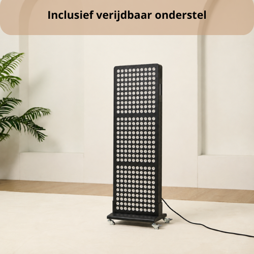 Lumi 700 zwart op het meegeleverde verrijdbare onderstel in een woonkamer