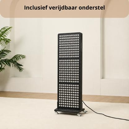 Lumi 700 zwart op het meegeleverde verrijdbare onderstel in een woonkamer